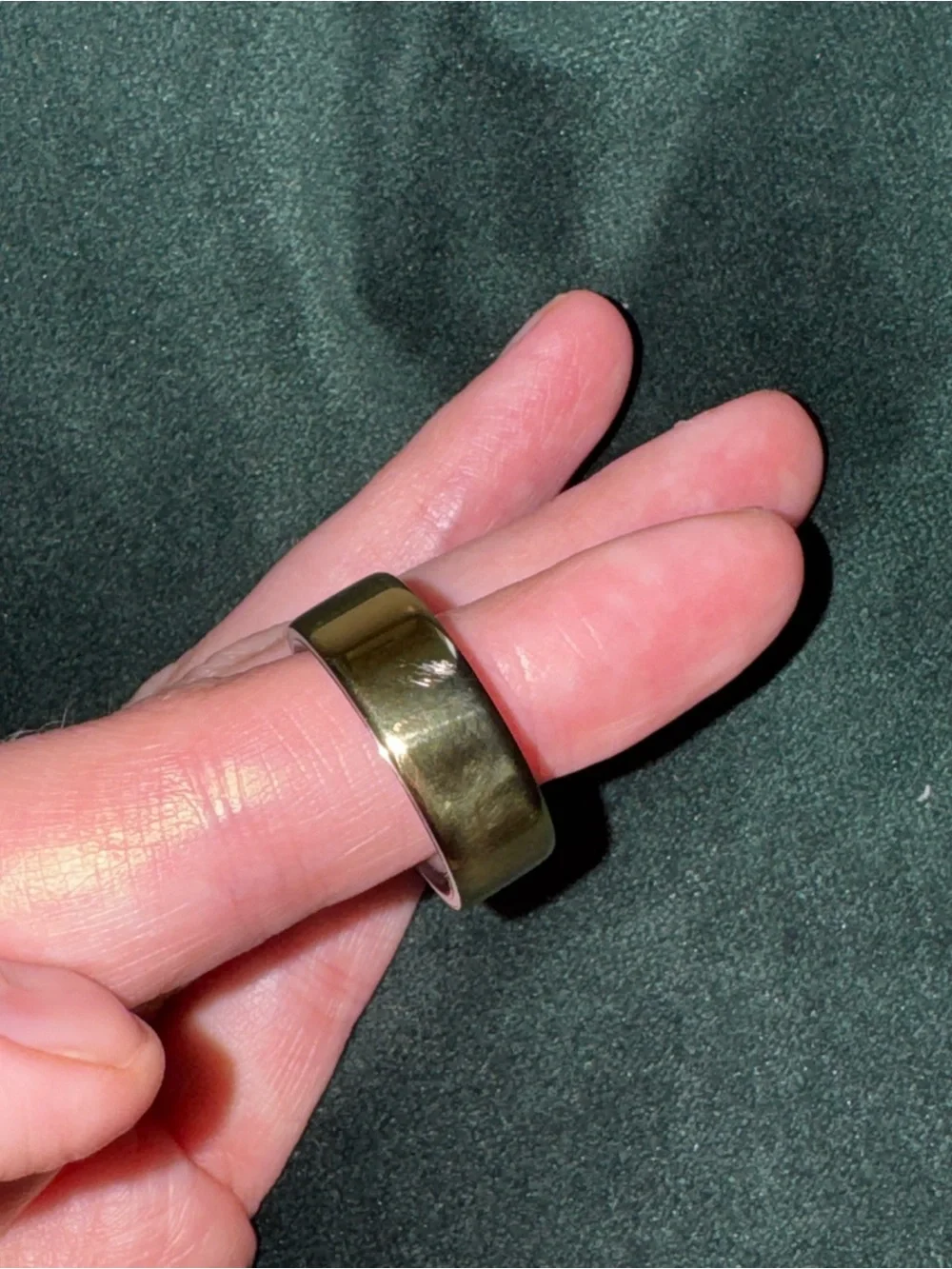 Oura Ring 4 – Gold – Size 8 – Charger Included